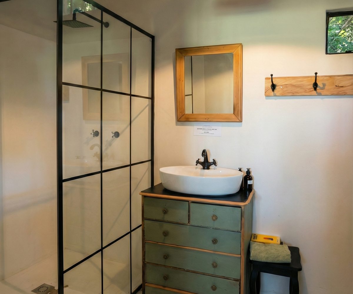 LF_Gardeners Cottages_Bathroom 03